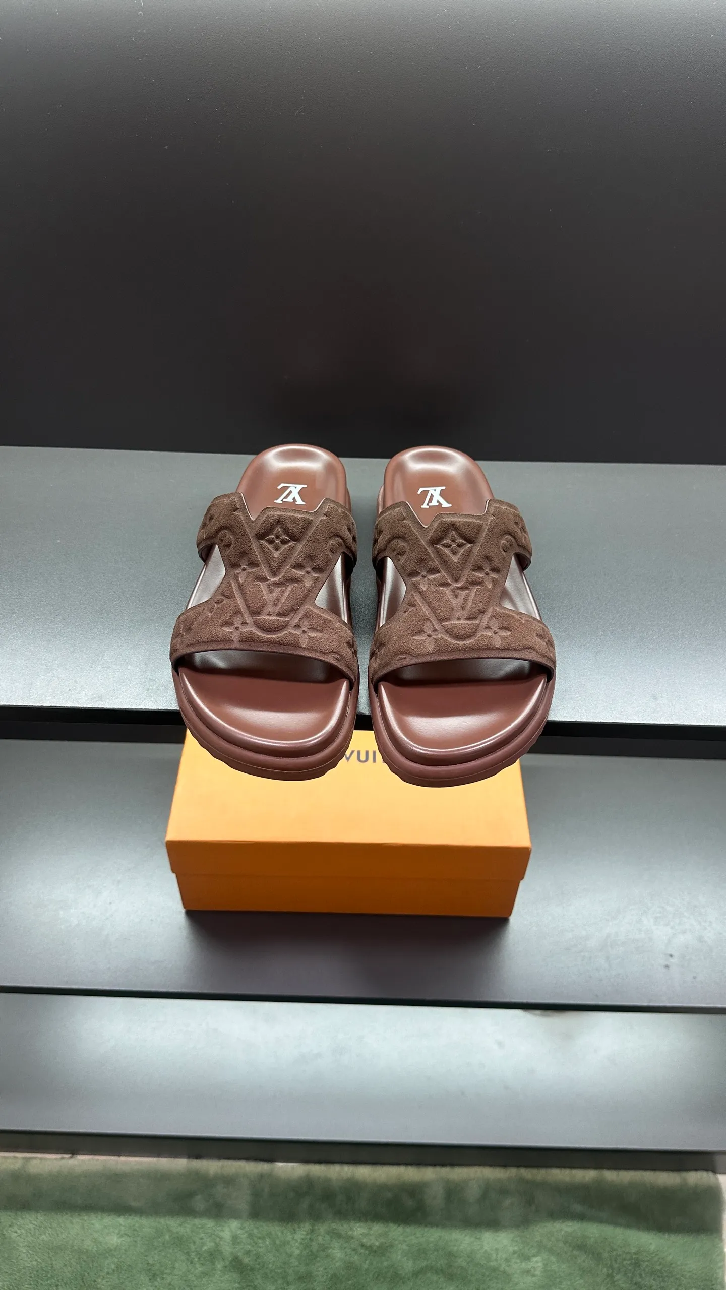 P320 🔍LV Men's Spring and Summer Slippers Counter Synchronization. The uppers are imported cowhide fabric from Italy, with logo graphics and high-quality craftsmanship. The soles are: original soles specially provided by the original factory. The exclusive movable molded soles are super comfortable. The original factory follows the order. 🔍🔍High quality. You can enter and leave the counter at will. Welcome to compare. Code number 38-45 No. 058